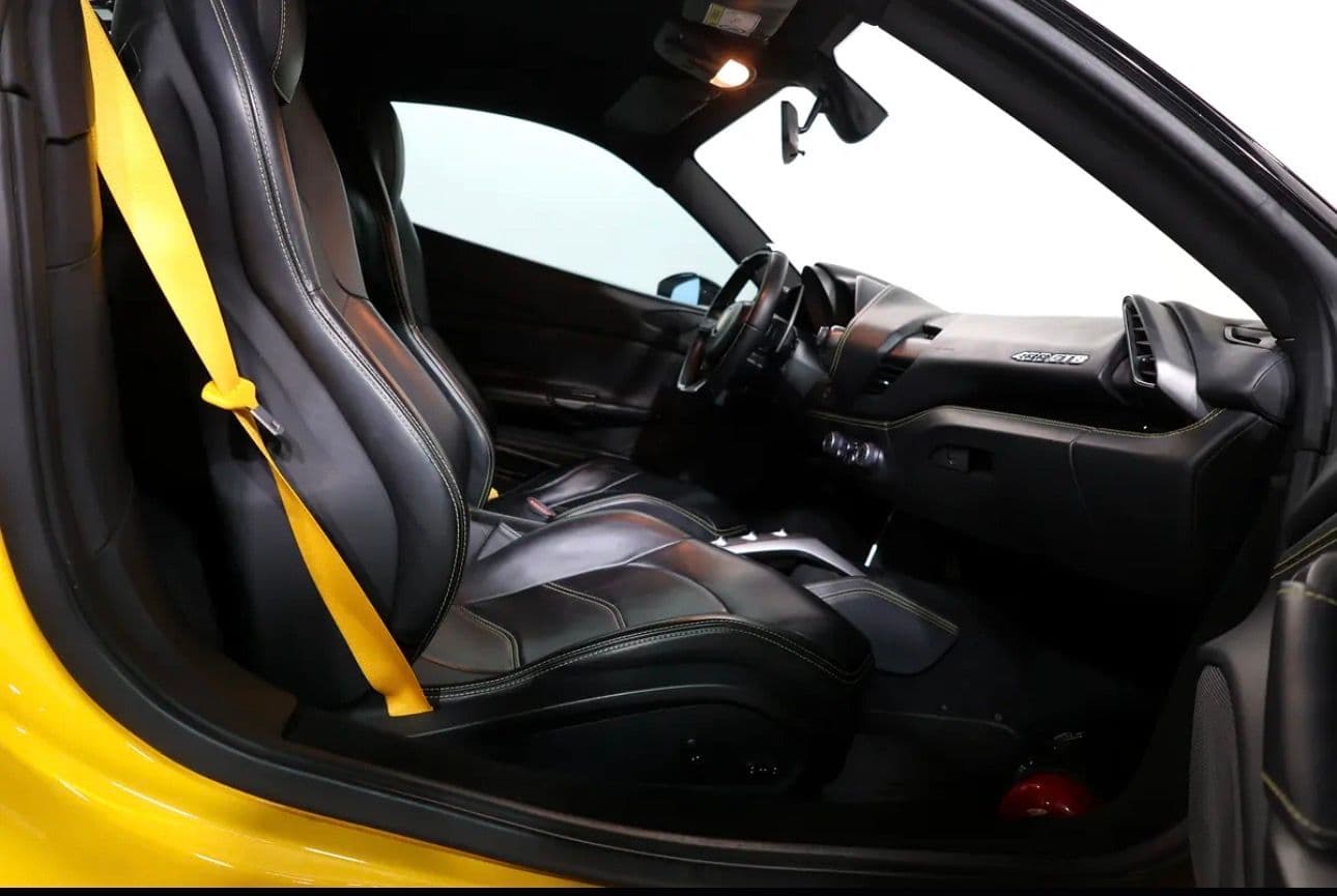 italian performance with this stunning  2016 Ferrari 488 GTB  -GCC-spec  -Only 29,000 km  - Thumbnail 12