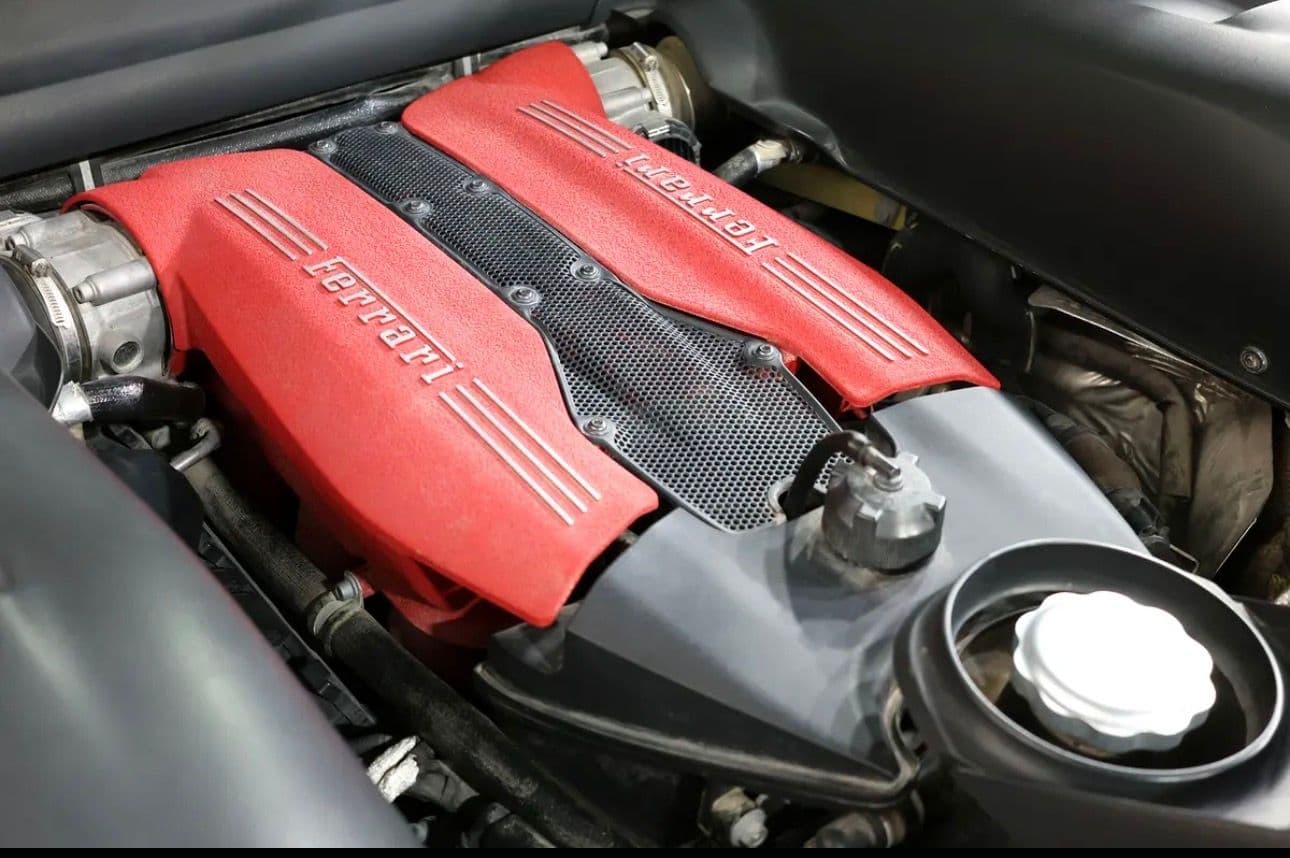 italian performance with this stunning  2016 Ferrari 488 GTB  -GCC-spec  -Only 29,000 km  - Thumbnail 15