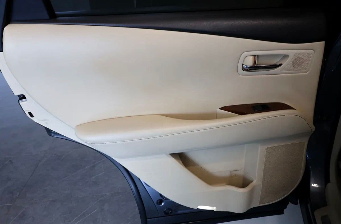 2013 Lexus RX 350 Platinum in excellent condition. This GCC spec  - SUV  - Thumbnail 8