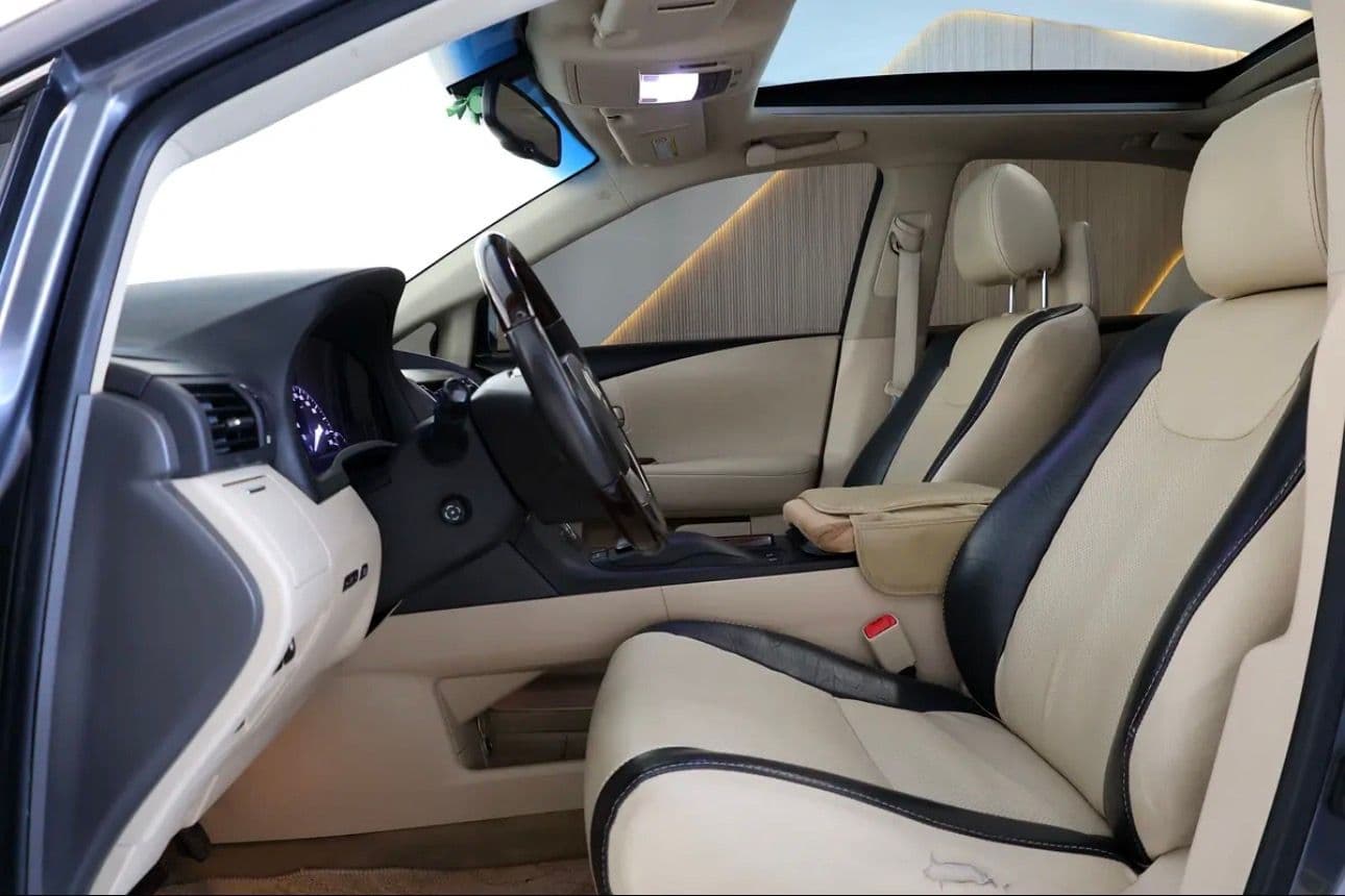 2013 Lexus RX 350 Platinum in excellent condition. This GCC spec  - SUV  - Thumbnail 9