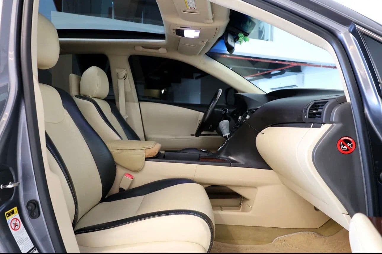2013 Lexus RX 350 Platinum in excellent condition. This GCC spec  - SUV  - Thumbnail 12