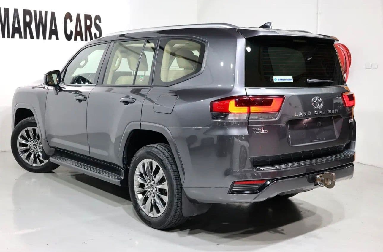 2022 Toyota Land Cruiser GXR -UNDER WARRANT & SERVICE TILL 80,000KM -GCC-spec  - immaculate condition - Thumbnail 3