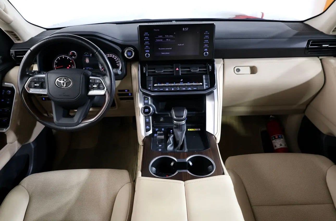 2022 Toyota Land Cruiser GXR -UNDER WARRANT & SERVICE TILL 80,000KM -GCC-spec  - immaculate condition - Thumbnail 11