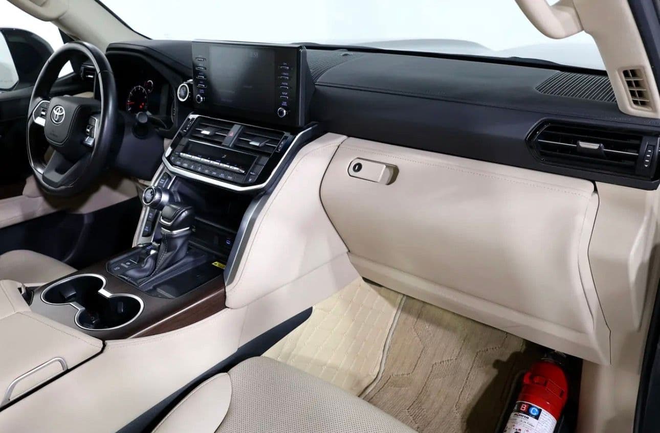 2022 Toyota Land Cruiser GXR -UNDER WARRANT & SERVICE TILL 80,000KM -GCC-spec  - immaculate condition - Thumbnail 12