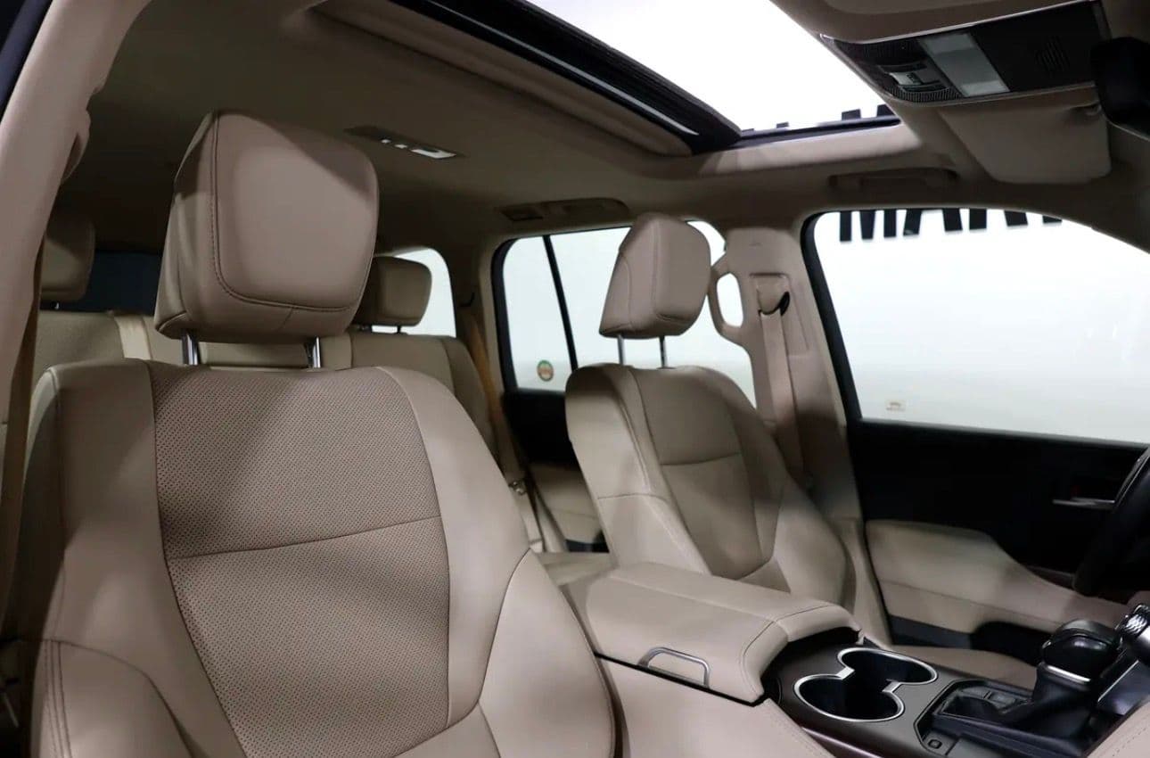 2022 Toyota Land Cruiser GXR -UNDER WARRANT & SERVICE TILL 80,000KM -GCC-spec  - immaculate condition - Thumbnail 13