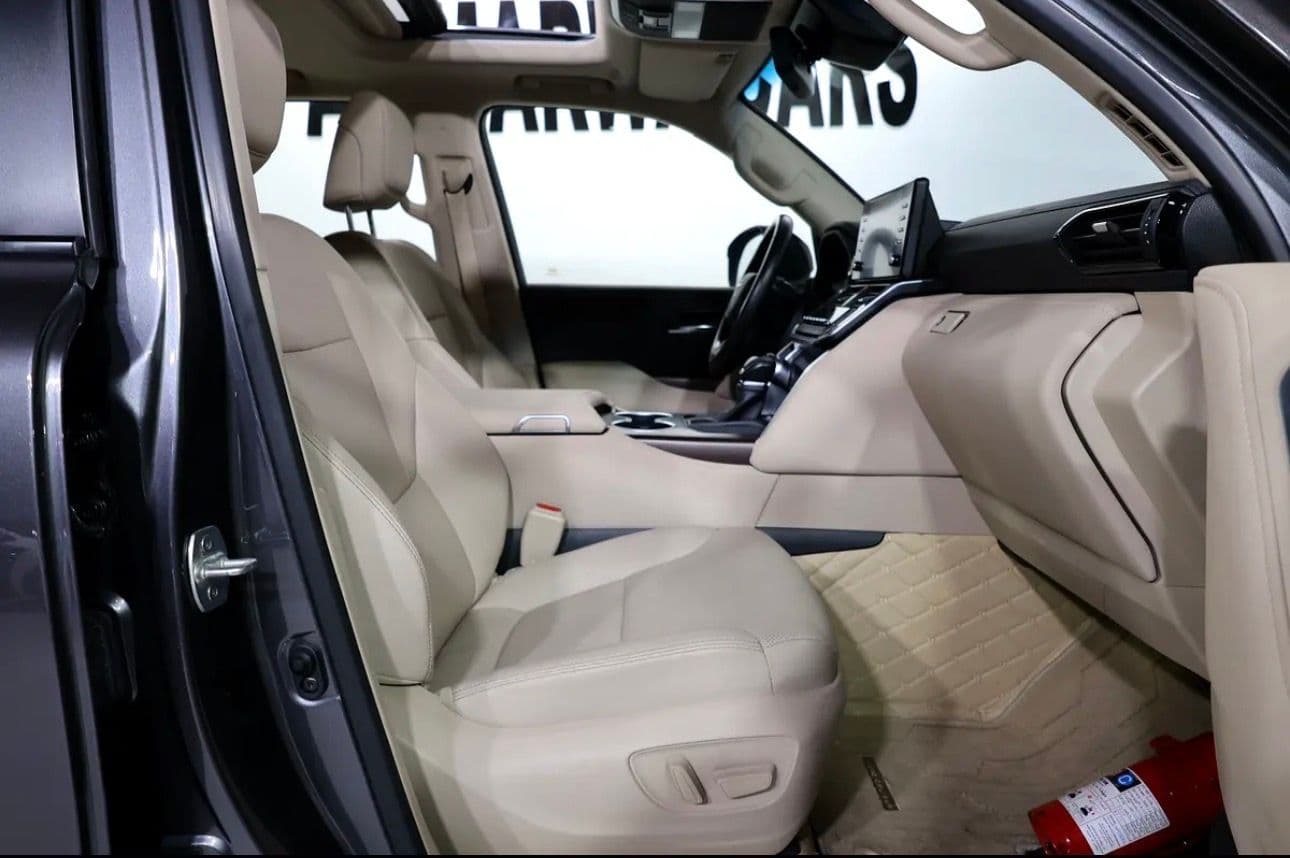 2022 Toyota Land Cruiser GXR -UNDER WARRANT & SERVICE TILL 80,000KM -GCC-spec  - immaculate condition - Thumbnail 14