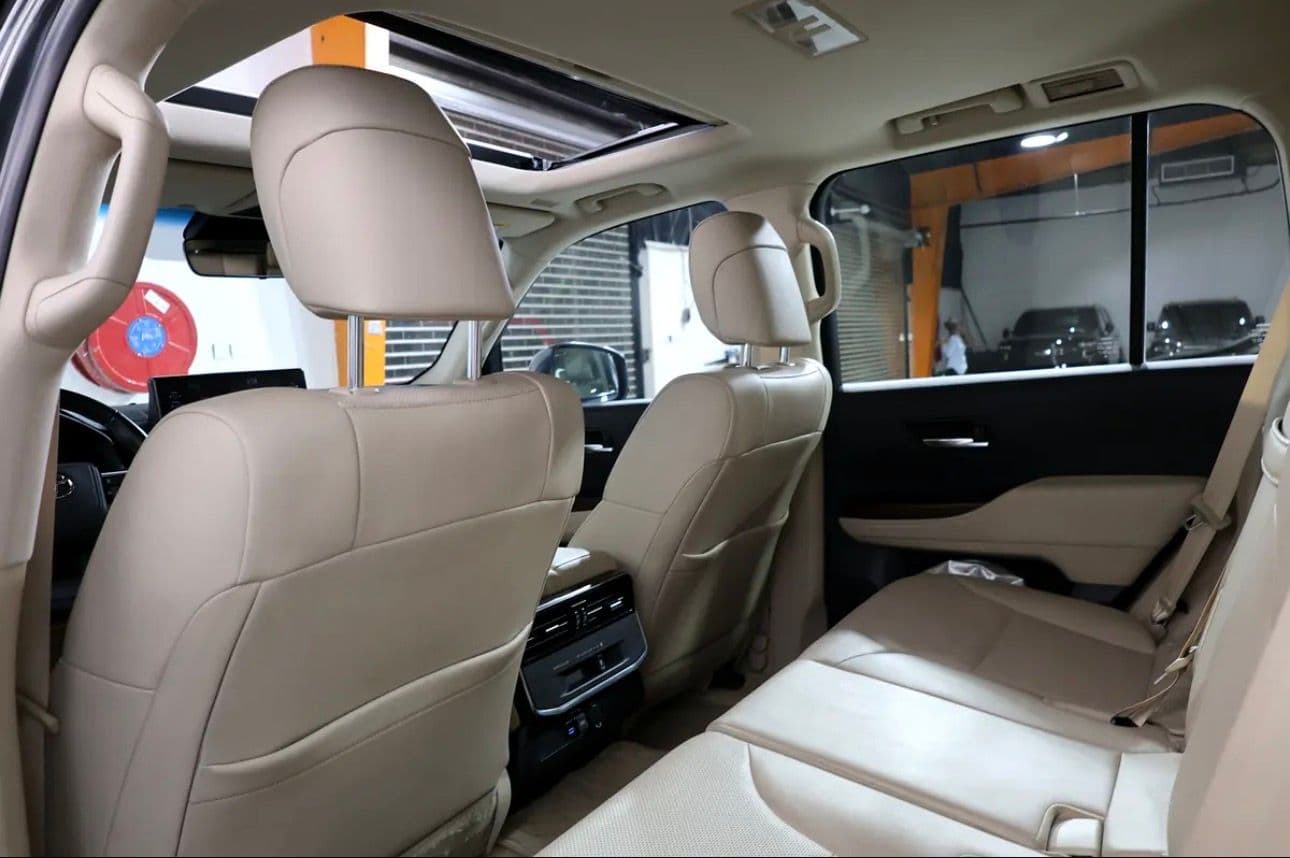 2022 Toyota Land Cruiser GXR -UNDER WARRANT & SERVICE TILL 80,000KM -GCC-spec  - immaculate condition - Thumbnail 15