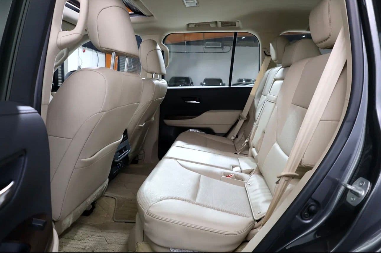 2022 Toyota Land Cruiser GXR -UNDER WARRANT & SERVICE TILL 80,000KM -GCC-spec  - immaculate condition - Thumbnail 16