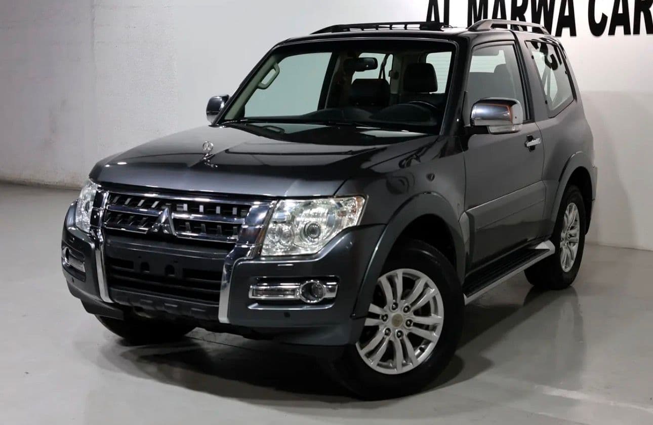 2015 Mitsubishi Pajero GLS  - excellent condition - GCC spec  - Image 1