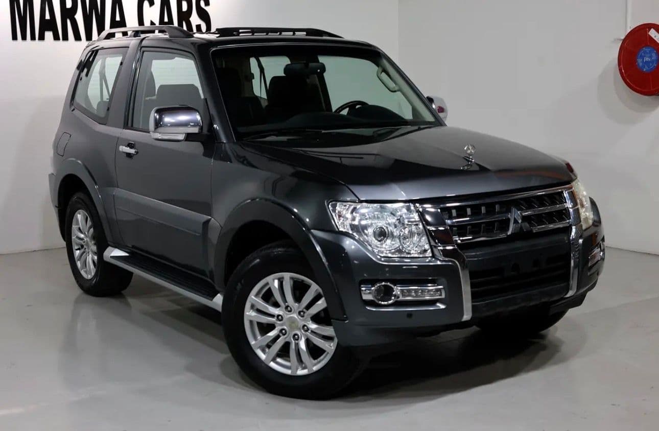 2015 Mitsubishi Pajero GLS  - excellent condition - GCC spec  - Thumbnail 2