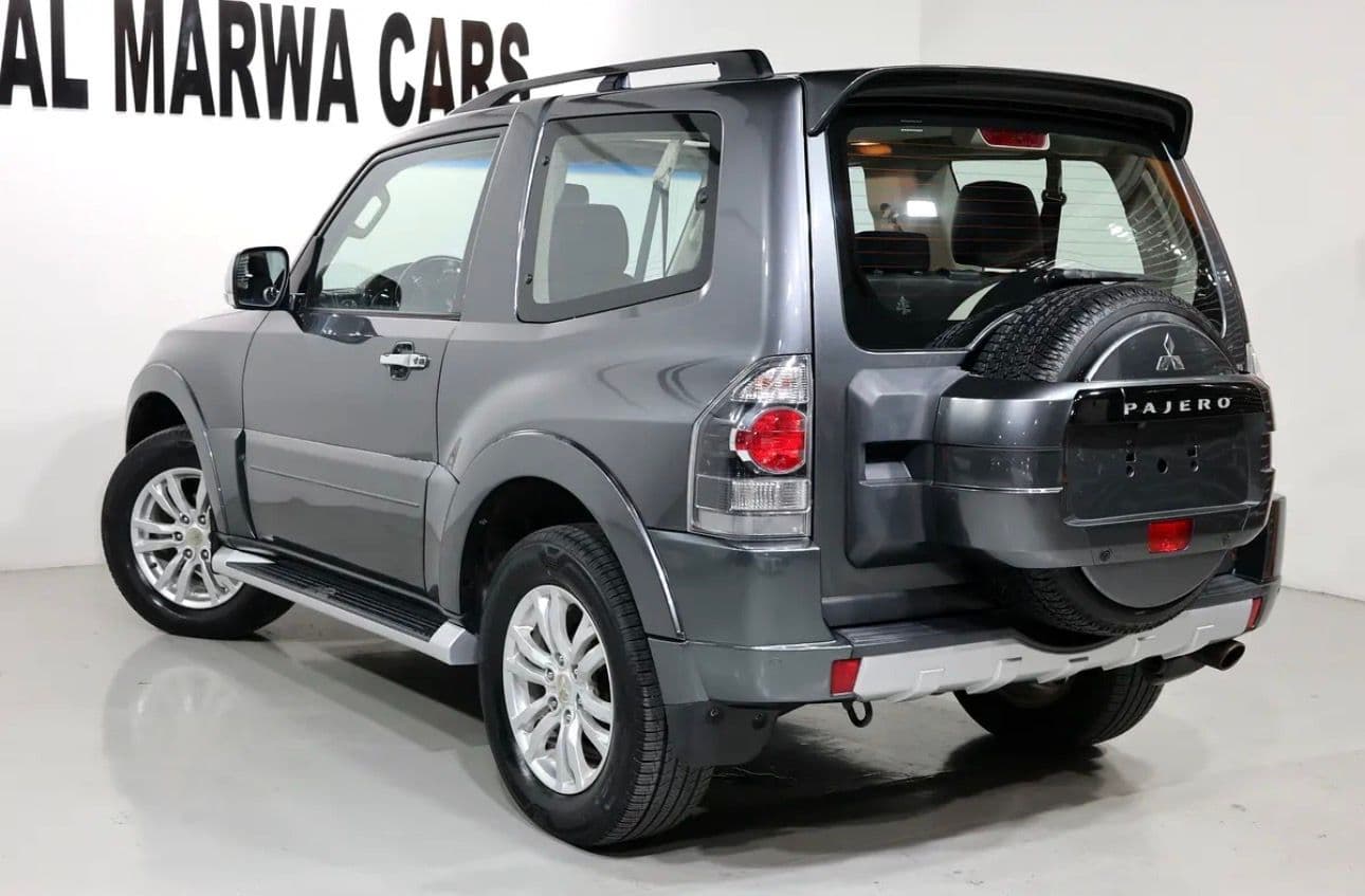 2015 Mitsubishi Pajero GLS  - excellent condition - GCC spec  - Thumbnail 3