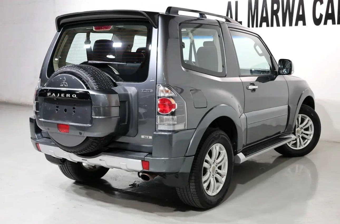 2015 Mitsubishi Pajero GLS  - excellent condition - GCC spec  - Thumbnail 4