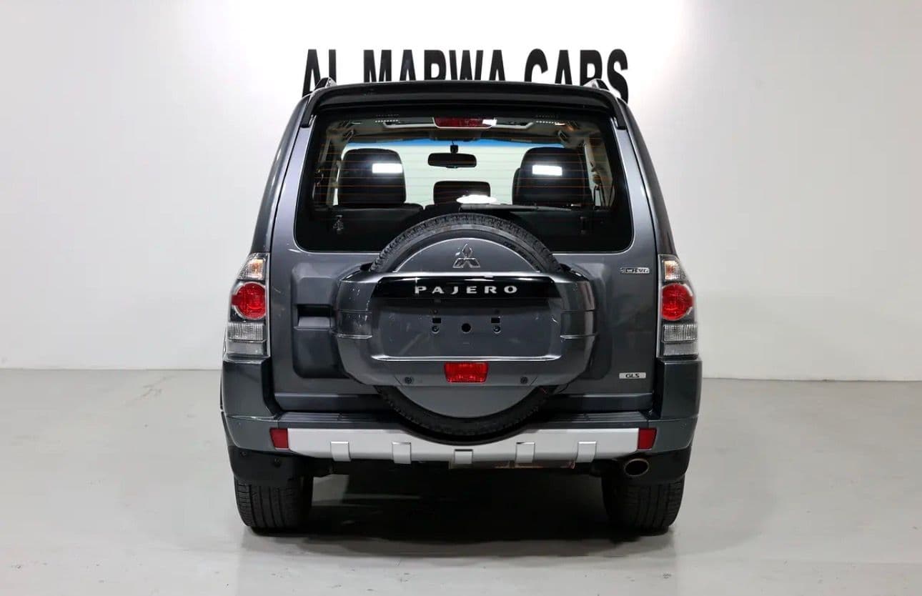 2015 Mitsubishi Pajero GLS  - excellent condition - GCC spec  - Thumbnail 6