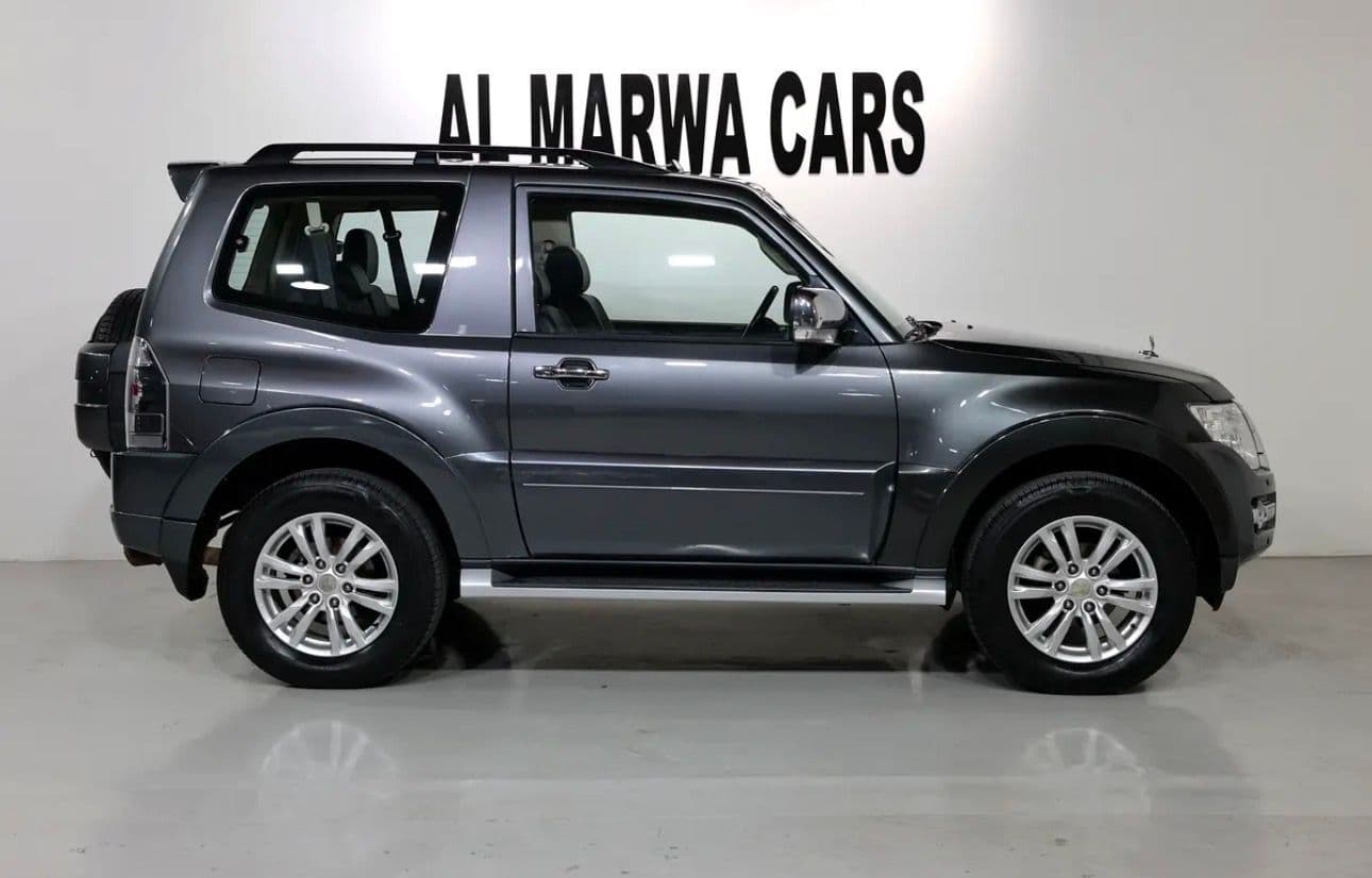 2015 Mitsubishi Pajero GLS  - excellent condition - GCC spec  - Thumbnail 7