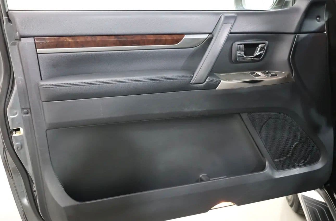 2015 Mitsubishi Pajero GLS  - excellent condition - GCC spec  - Thumbnail 8