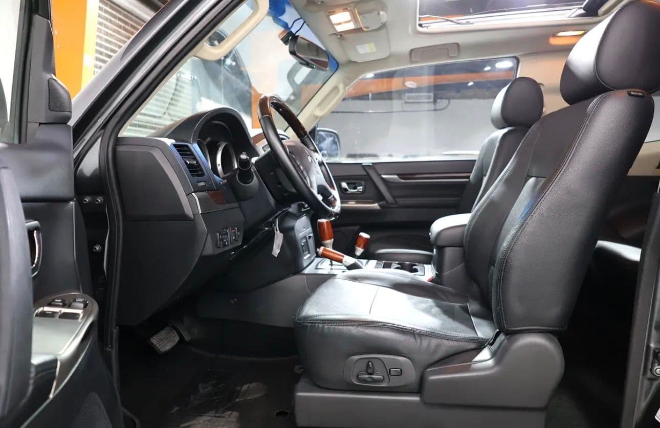 2015 Mitsubishi Pajero GLS  - excellent condition - GCC spec  - Thumbnail 9
