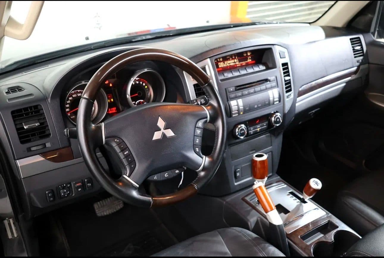 2015 Mitsubishi Pajero GLS  - excellent condition - GCC spec  - Thumbnail 10