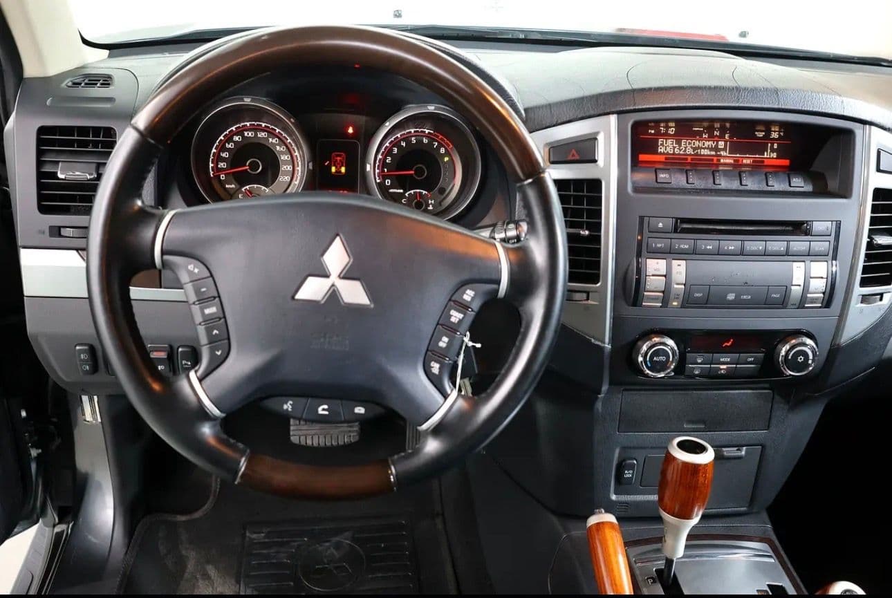 2015 Mitsubishi Pajero GLS  - excellent condition - GCC spec  - Thumbnail 11