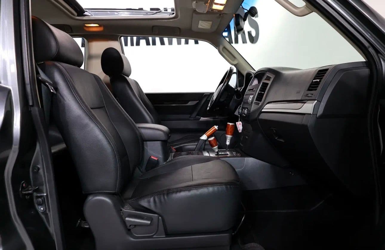 2015 Mitsubishi Pajero GLS  - excellent condition - GCC spec  - Thumbnail 12