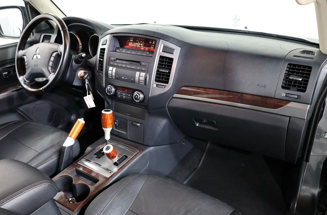 2015 Mitsubishi Pajero GLS  - excellent condition - GCC spec  - Thumbnail 13