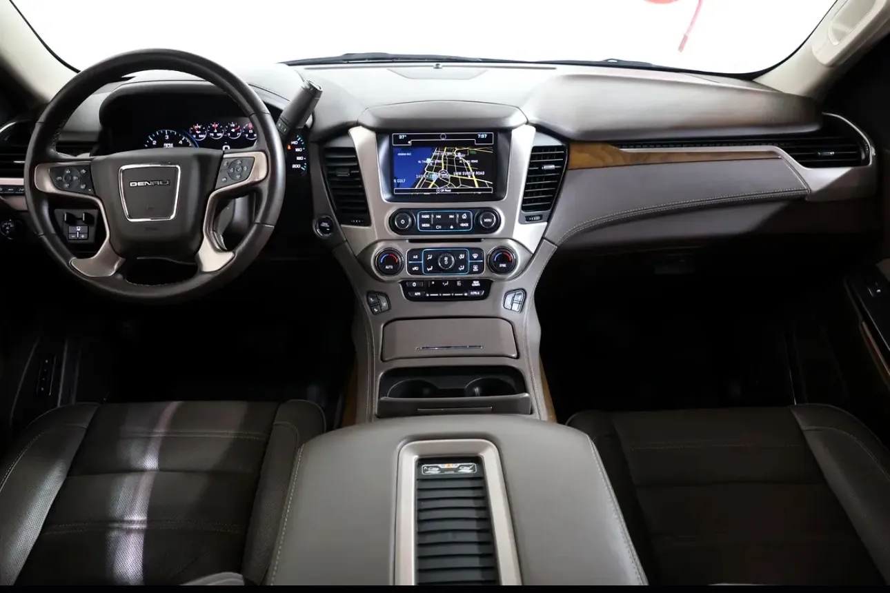 2020 GMC Yukon Denali in pristine condition - GCC spec SUV - Thumbnail 11