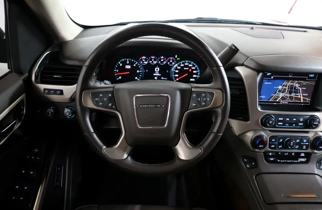 2020 GMC Yukon Denali in pristine condition - GCC spec SUV - Thumbnail 12