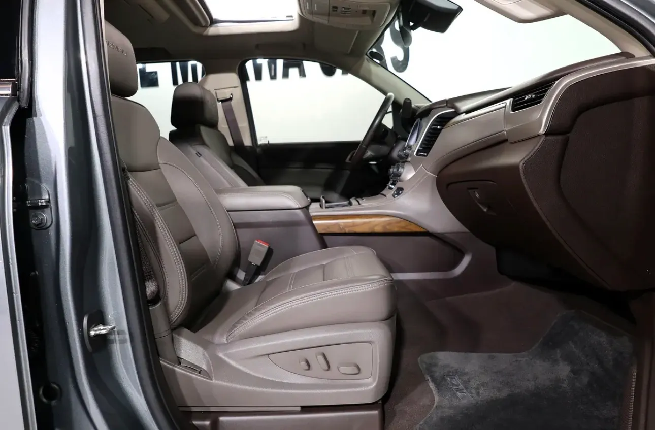 2020 GMC Yukon Denali in pristine condition - GCC spec SUV - Thumbnail 15