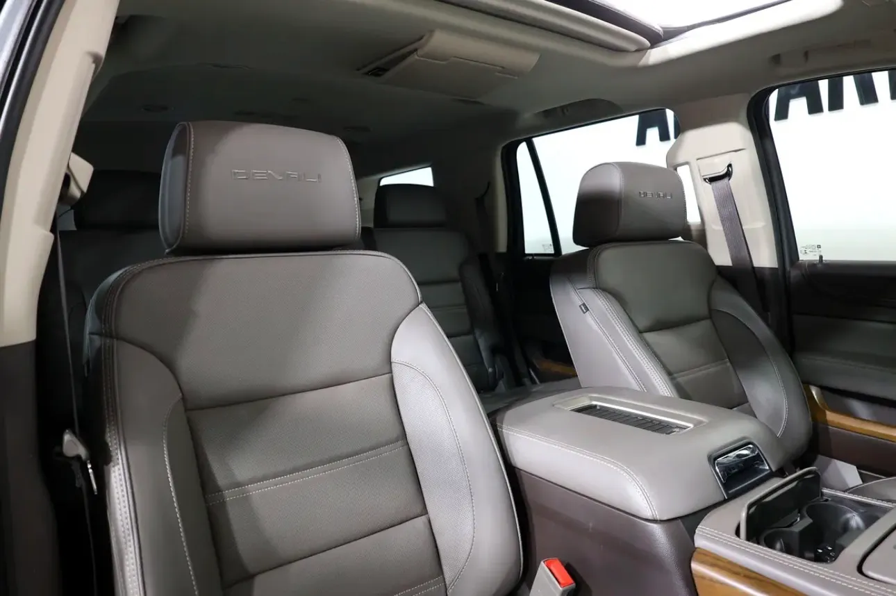 2020 GMC Yukon Denali in pristine condition - GCC spec SUV - Thumbnail 16