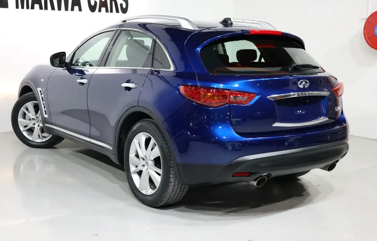 2016 Infiniti QX70 Luxury -GCC spec SUV  - excellent condition - Thumbnail 3