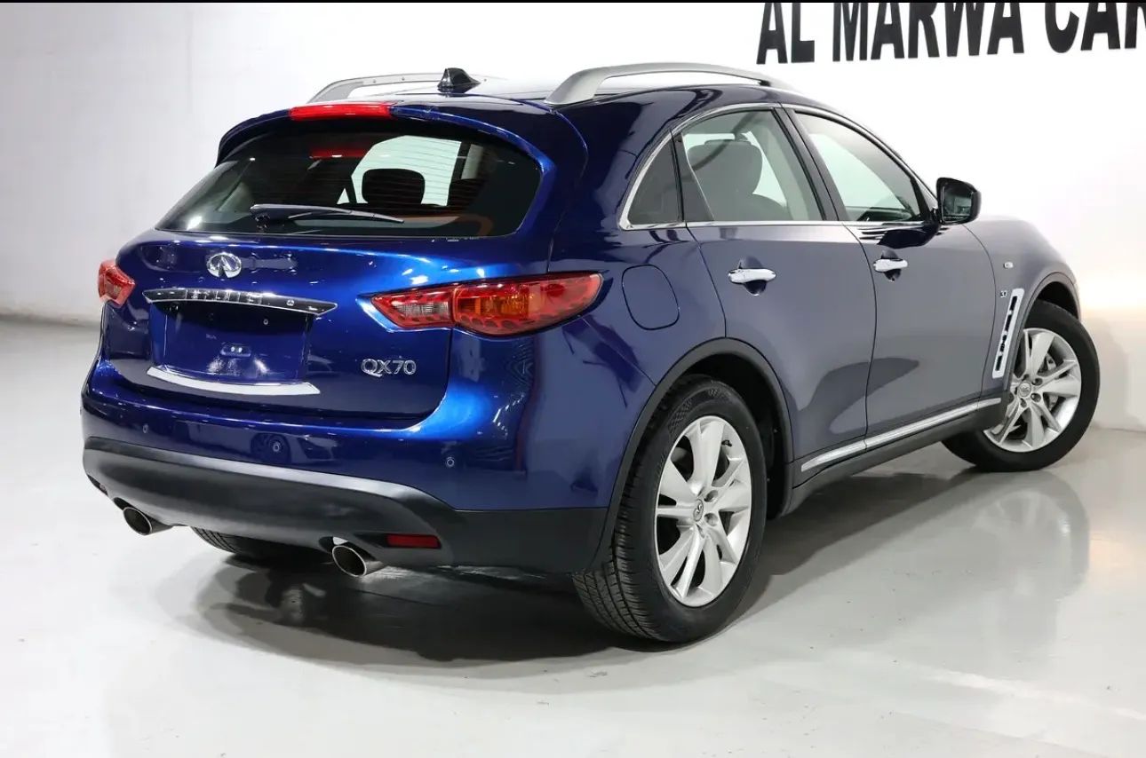 2016 Infiniti QX70 Luxury -GCC spec SUV  - excellent condition - Thumbnail 4