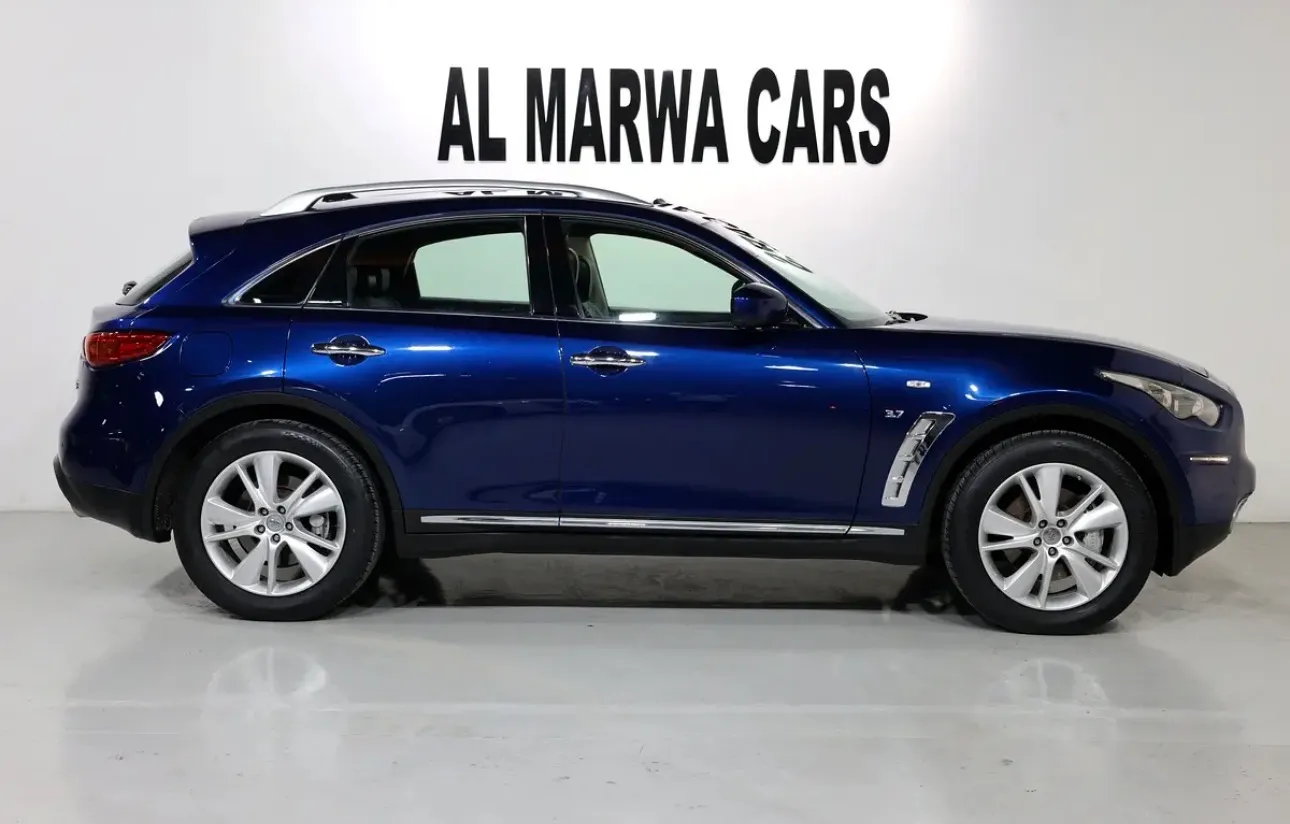 2016 Infiniti QX70 Luxury -GCC spec SUV  - excellent condition - Thumbnail 7