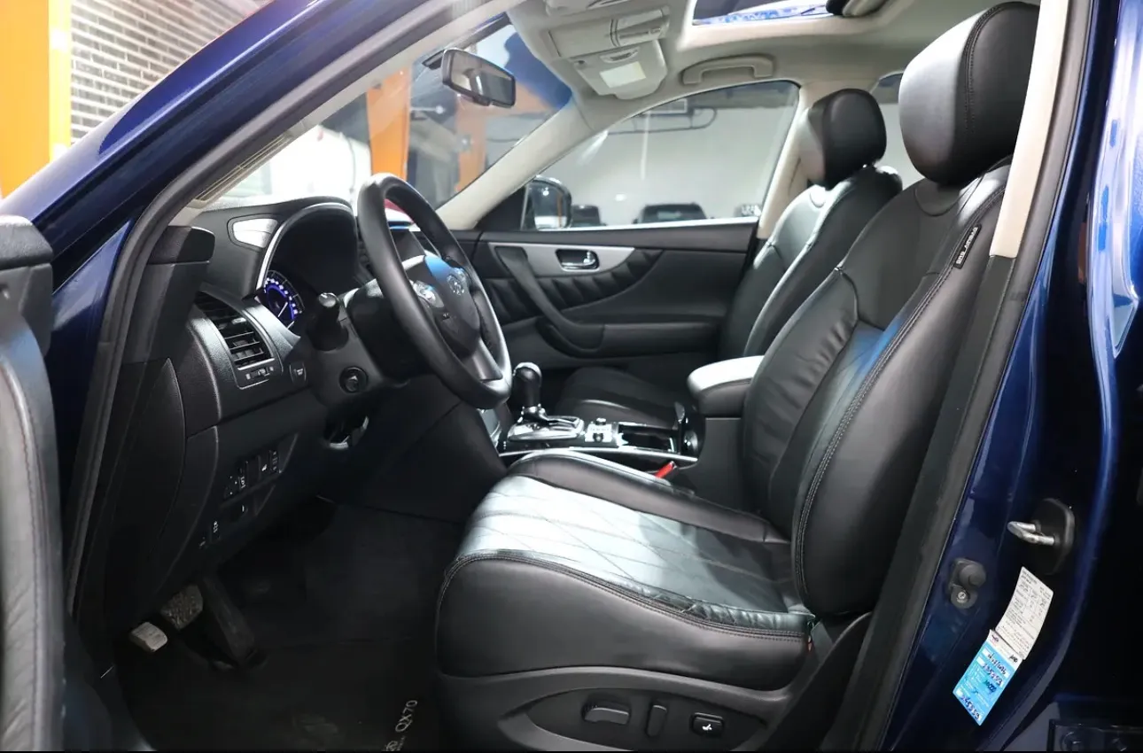 2016 Infiniti QX70 Luxury -GCC spec SUV  - excellent condition - Thumbnail 9