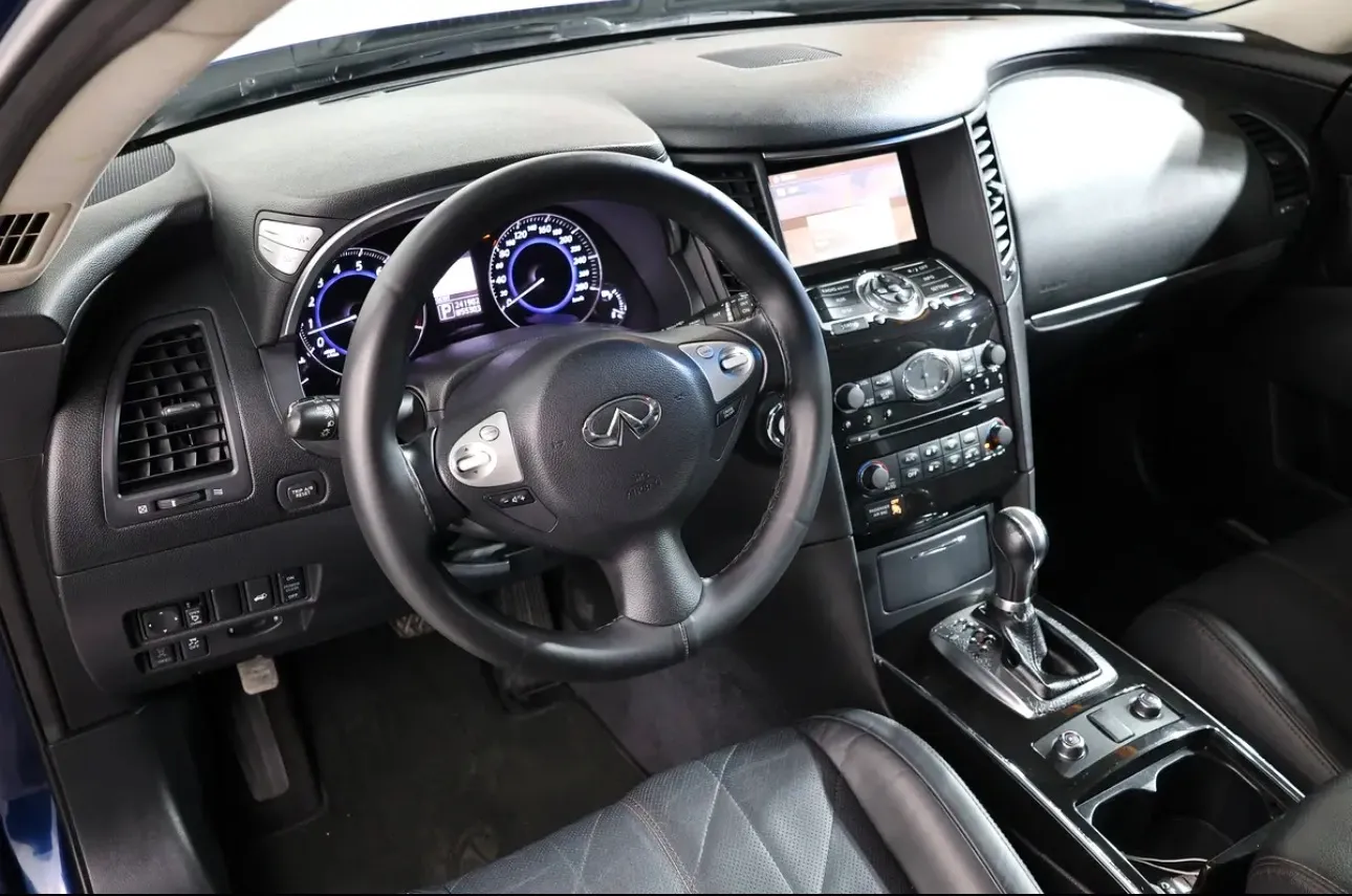 2016 Infiniti QX70 Luxury -GCC spec SUV  - excellent condition - Thumbnail 10