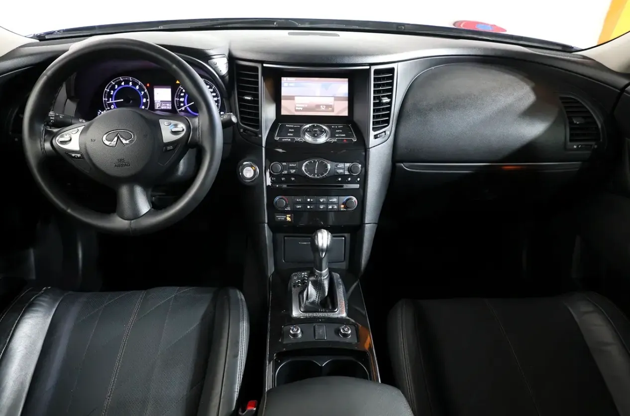 2016 Infiniti QX70 Luxury -GCC spec SUV  - excellent condition - Thumbnail 11