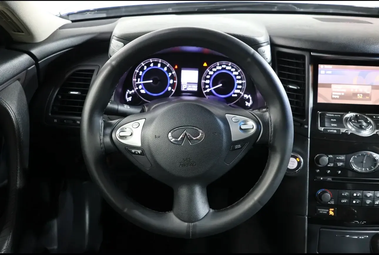 2016 Infiniti QX70 Luxury -GCC spec SUV  - excellent condition - Thumbnail 12