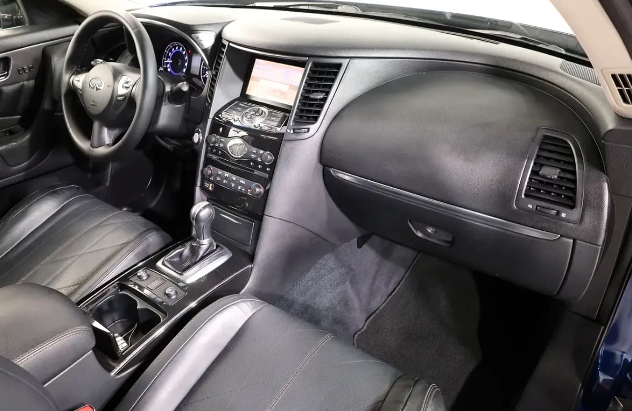 2016 Infiniti QX70 Luxury -GCC spec SUV  - excellent condition - Thumbnail 13