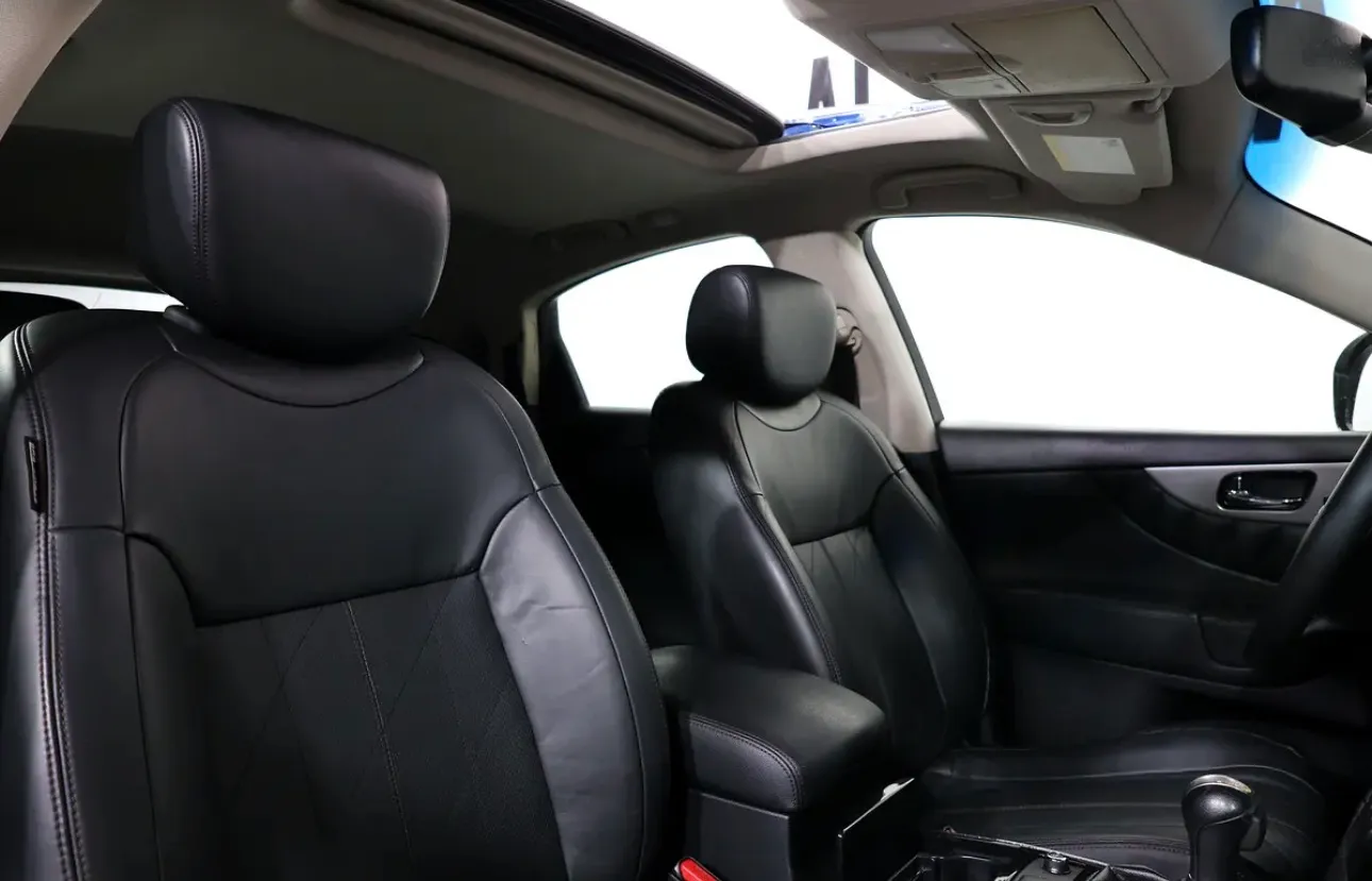 2016 Infiniti QX70 Luxury -GCC spec SUV  - excellent condition - Thumbnail 14