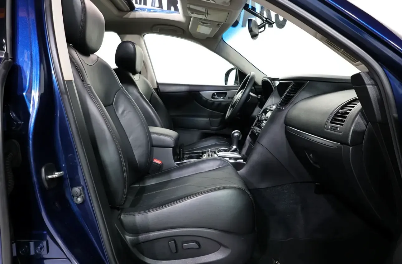2016 Infiniti QX70 Luxury -GCC spec SUV  - excellent condition - Thumbnail 15