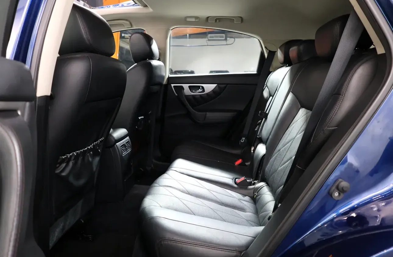 2016 Infiniti QX70 Luxury -GCC spec SUV  - excellent condition - Thumbnail 16