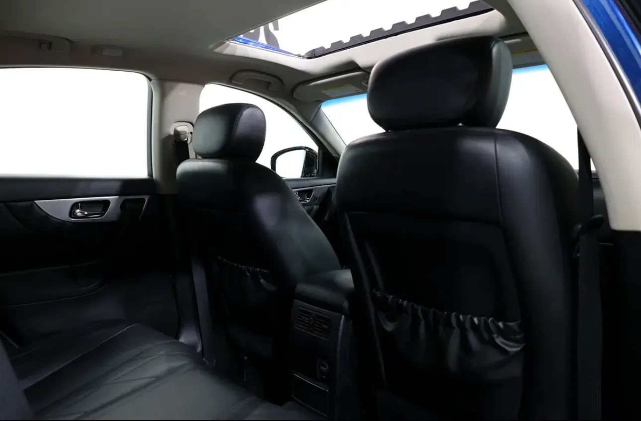 2016 Infiniti QX70 Luxury -GCC spec SUV  - excellent condition - Thumbnail 17