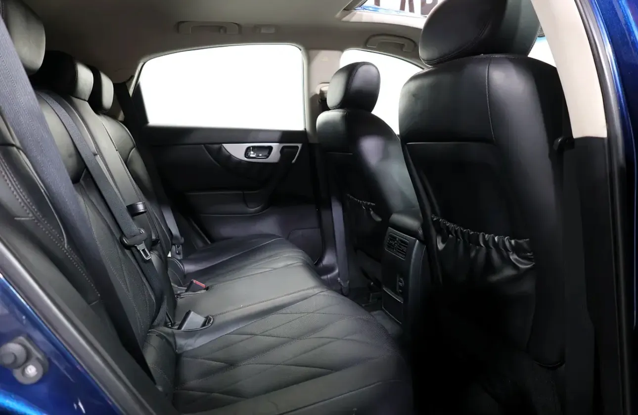 2016 Infiniti QX70 Luxury -GCC spec SUV  - excellent condition - Thumbnail 18