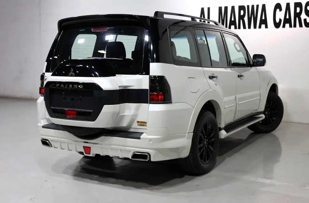 2020 Mitsubishi Pajero Signature Edition-GCC specs - Thumbnail 3