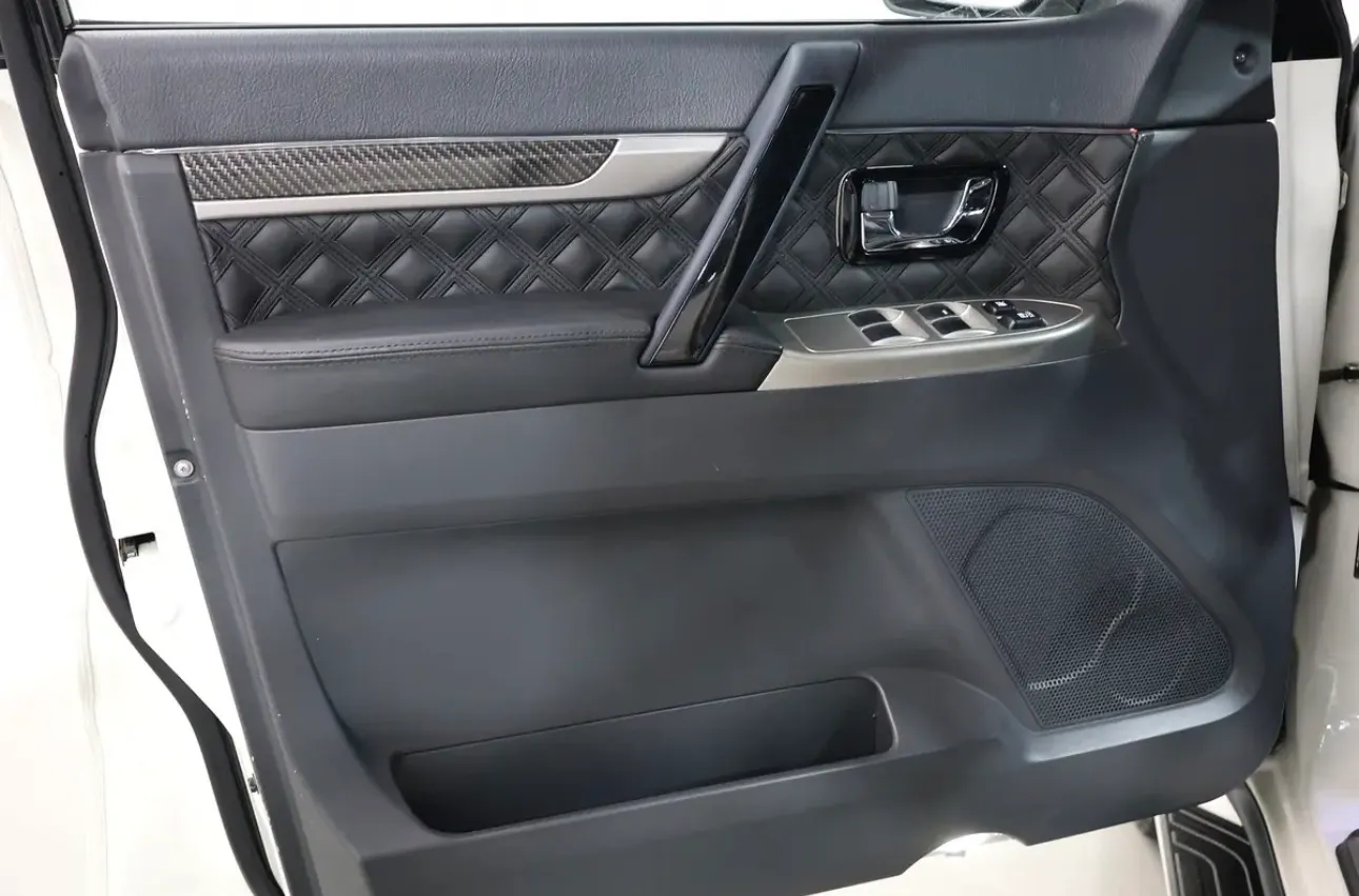 2020 Mitsubishi Pajero Signature Edition-GCC specs - Thumbnail 8