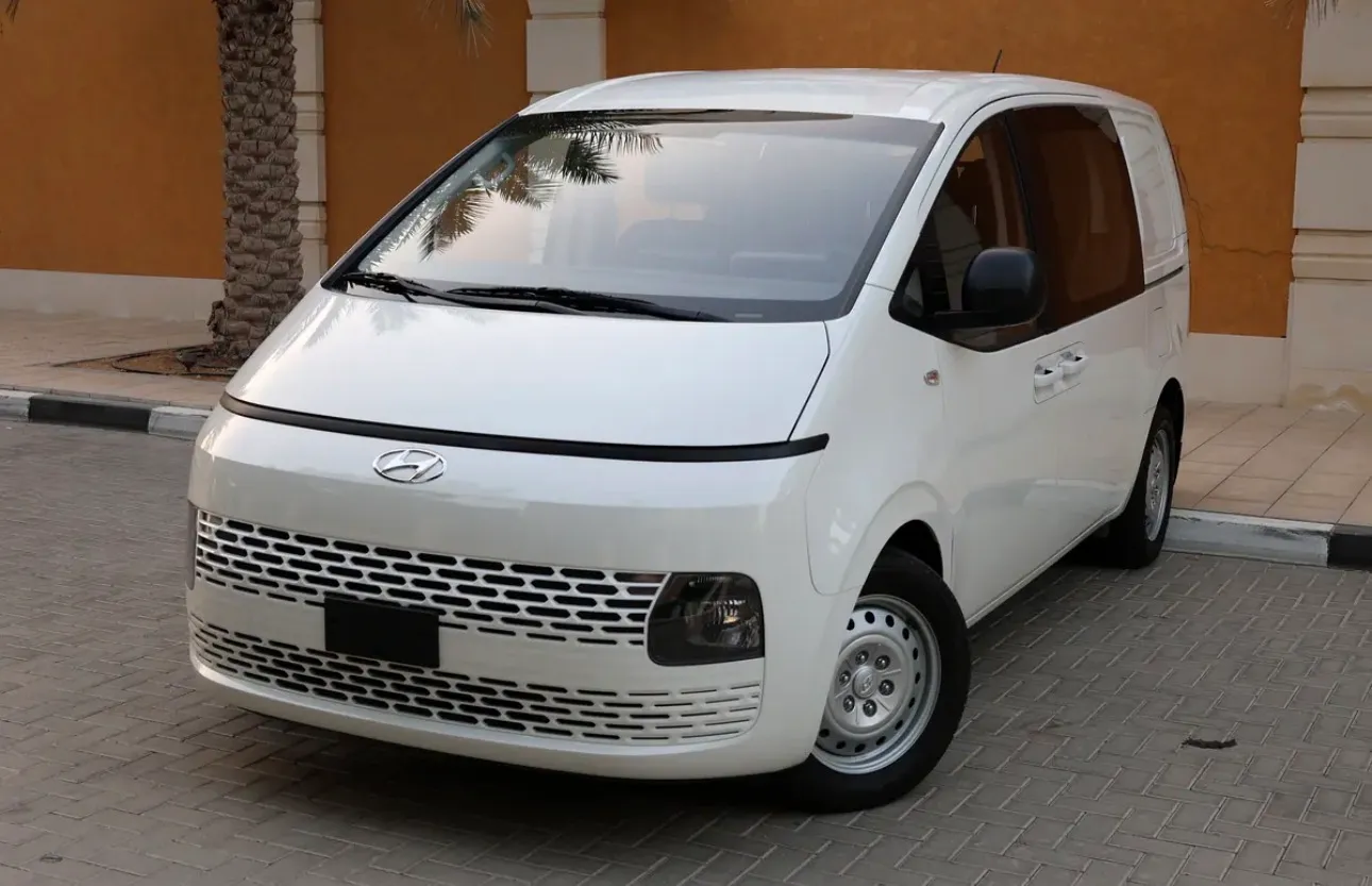 Hyundai staria 2023 gcc -excellent condition  - Thumbnail 2