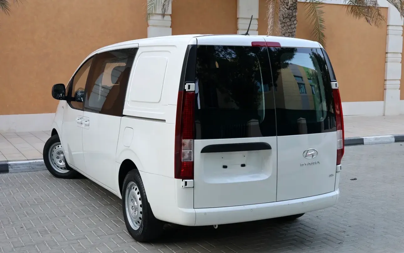 Hyundai staria 2023 gcc -excellent condition  - Thumbnail 3