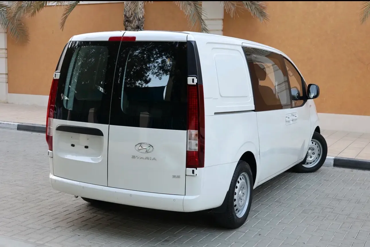 Hyundai staria 2023 gcc -excellent condition  - Thumbnail 4