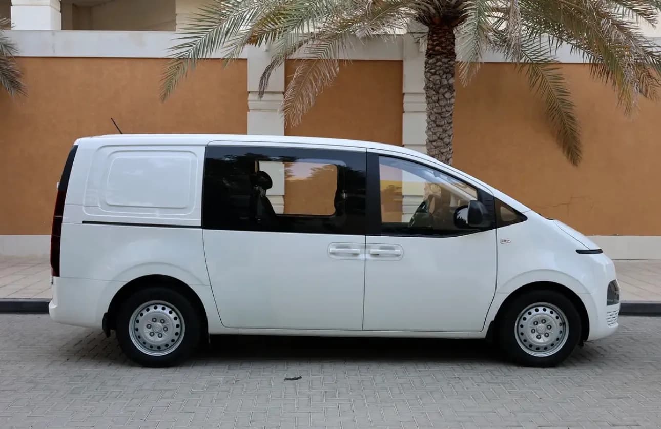 Hyundai staria 2023 gcc -excellent condition  - Thumbnail 5