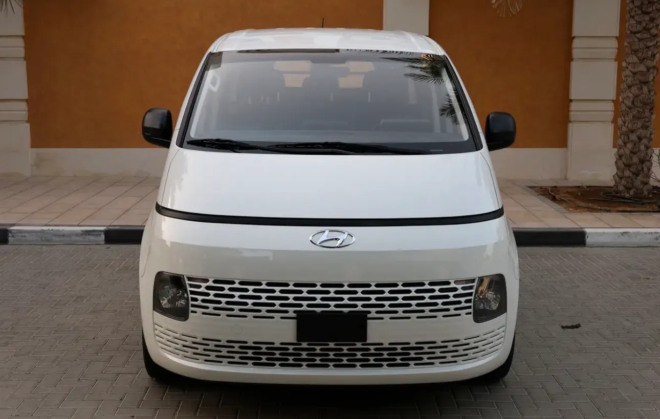 Hyundai staria 2023 gcc -excellent condition  - Thumbnail 6