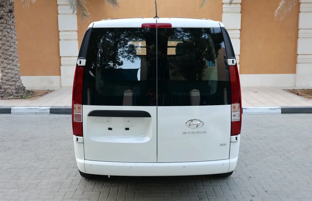 Hyundai staria 2023 gcc -excellent condition  - Thumbnail 7
