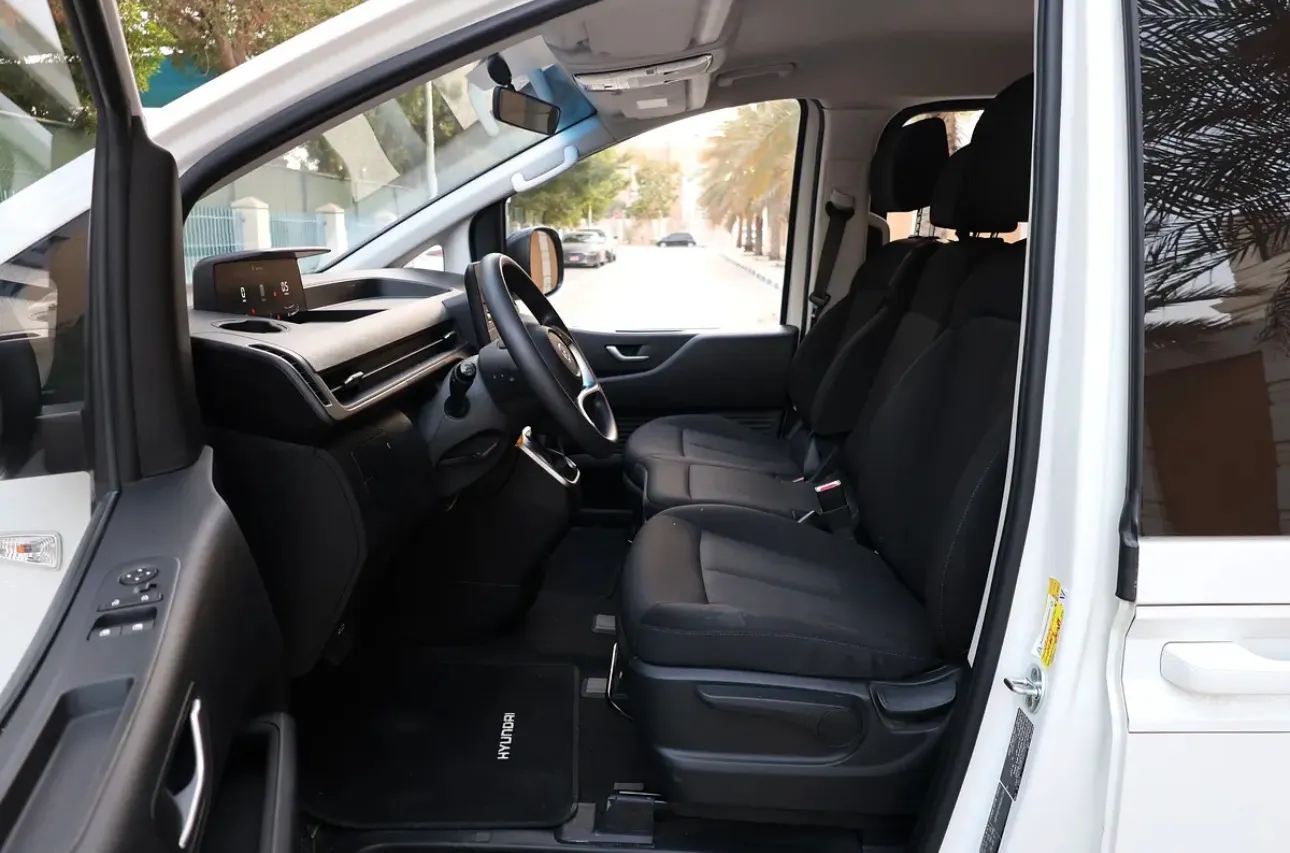 Hyundai staria 2023 gcc -excellent condition  - Thumbnail 9